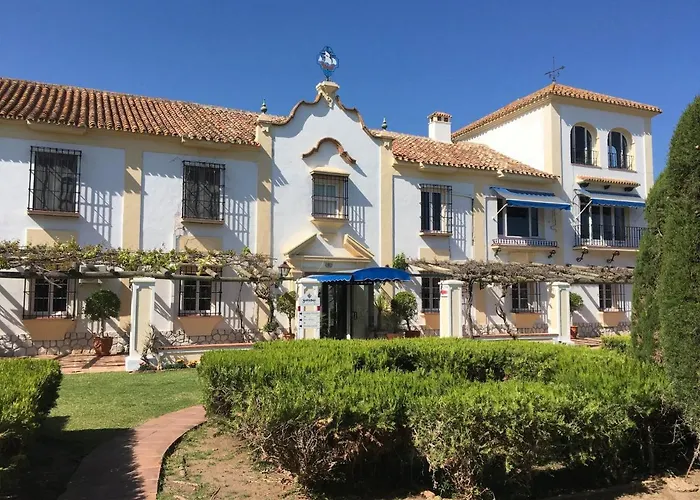 Ample Luxury Fancy Golf & Padel