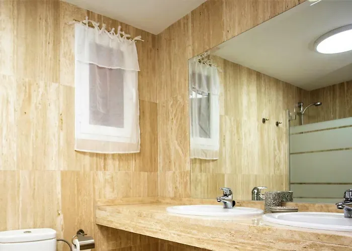 Ample Luxury Fancy Golf & Padel *