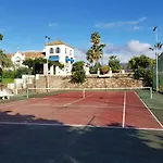 Ample Luxury Fancy Golf & Padel