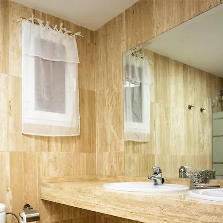 Ample Luxury Fancy Golf & Padel *