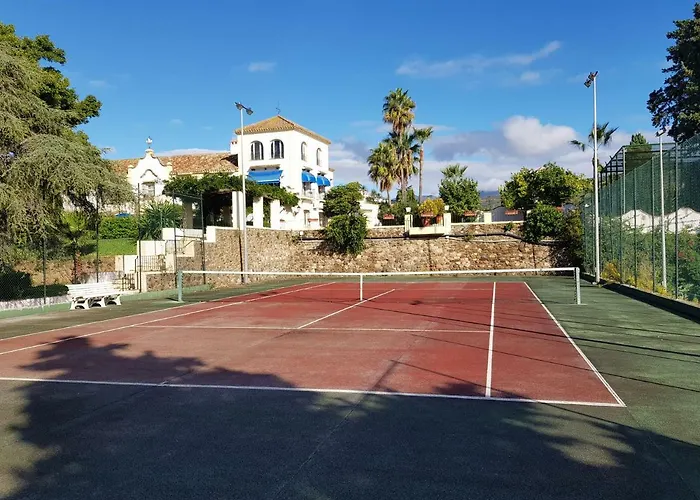 Ample Luxury Fancy Golf & Padel